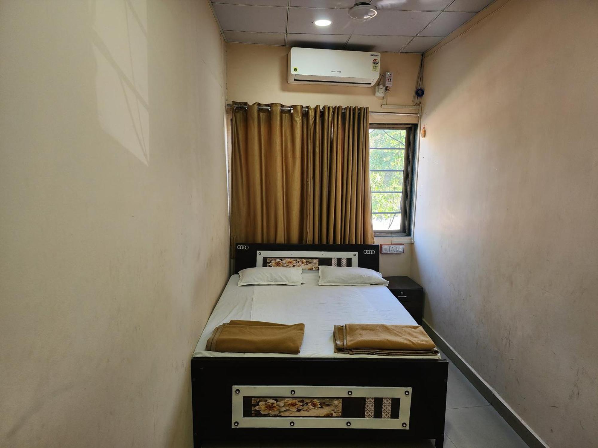 Hotel Diamond Ac Dormitory And Guest House Surate Extérieur photo