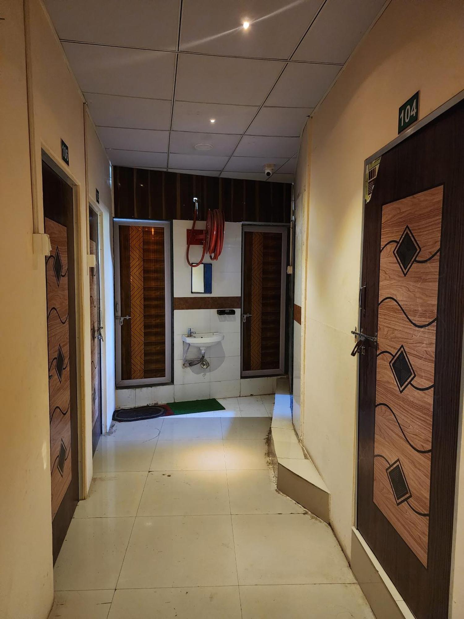 Hotel Diamond Ac Dormitory And Guest House Surate Extérieur photo