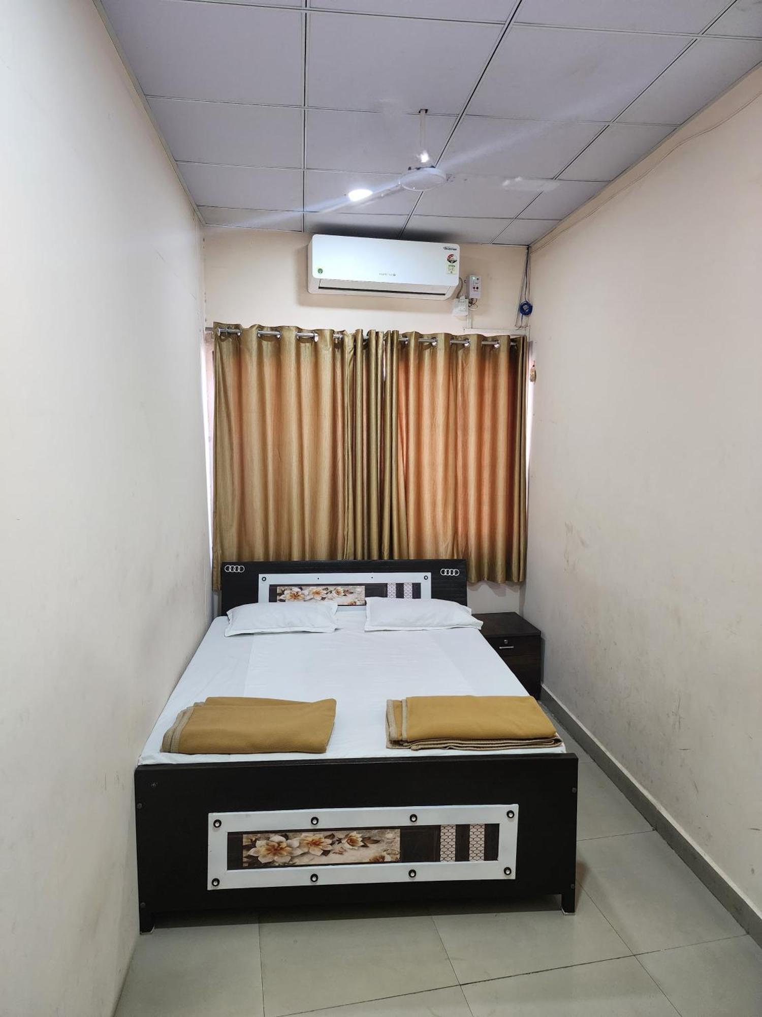 Hotel Diamond Ac Dormitory And Guest House Surate Extérieur photo