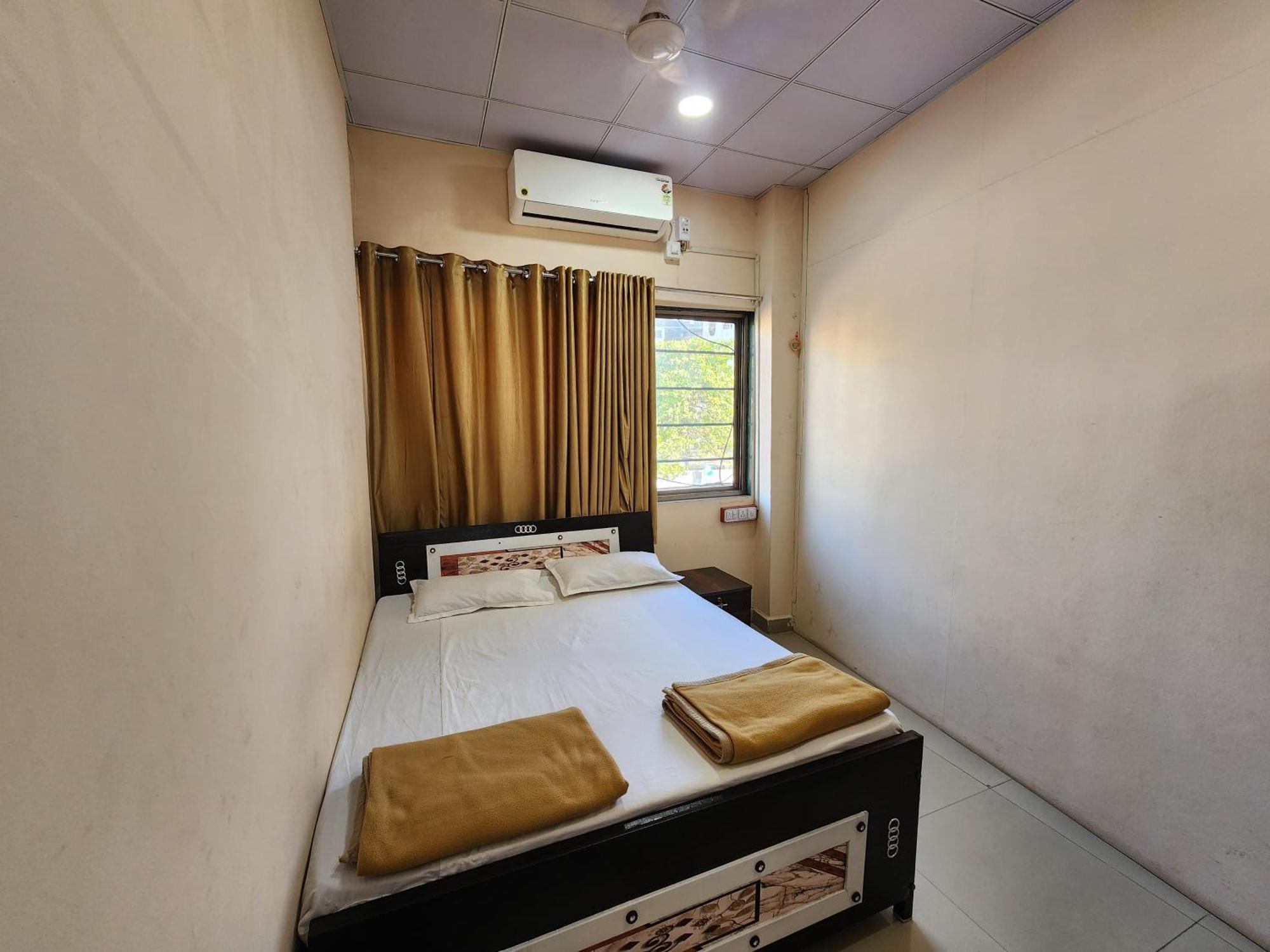 Hotel Diamond Ac Dormitory And Guest House Surate Extérieur photo