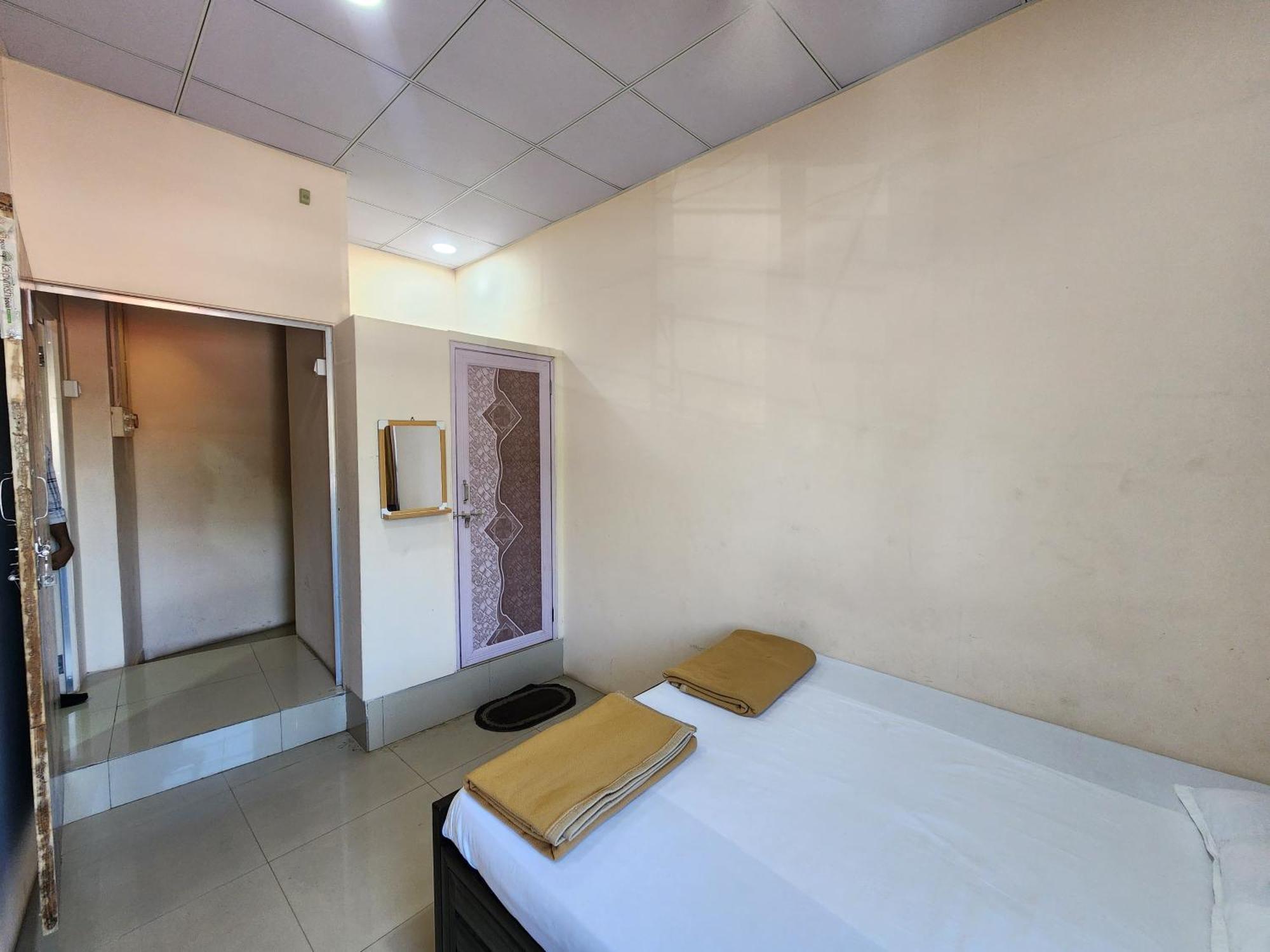 Hotel Diamond Ac Dormitory And Guest House Surate Extérieur photo